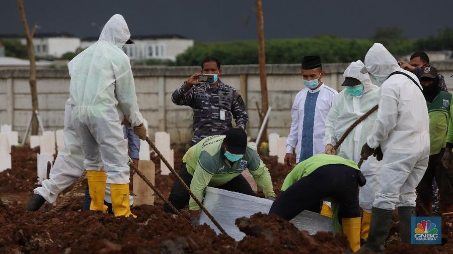 Pemakaman Covid-19 di TPU Rorotan, Cilincing, Jakarta Utara, Jumat (18/6/21). (CNBC Indonesia/Andrean Kristianto)