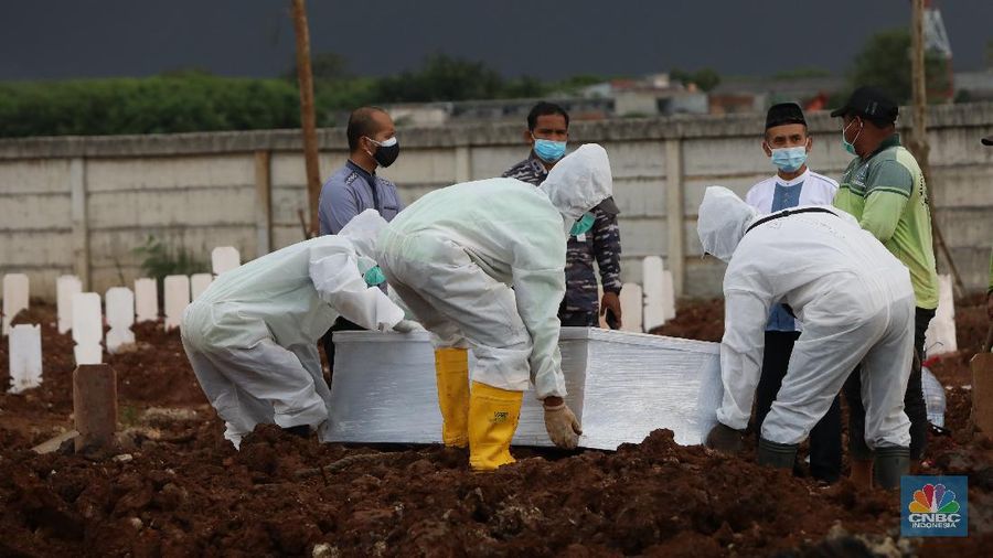 Pemakaman Covid-19 di TPU Rorotan, Cilincing, Jakarta Utara, Jumat (18/6/21). (CNBC Indonesia/Andrean Kristianto)