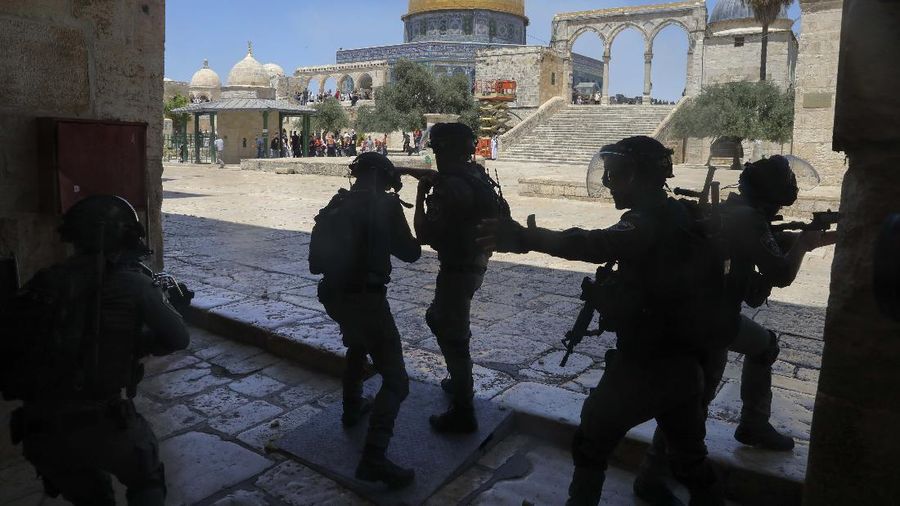 Bentrok di Masjid Al Aqsa. (AP/Maya Alleruzzo)