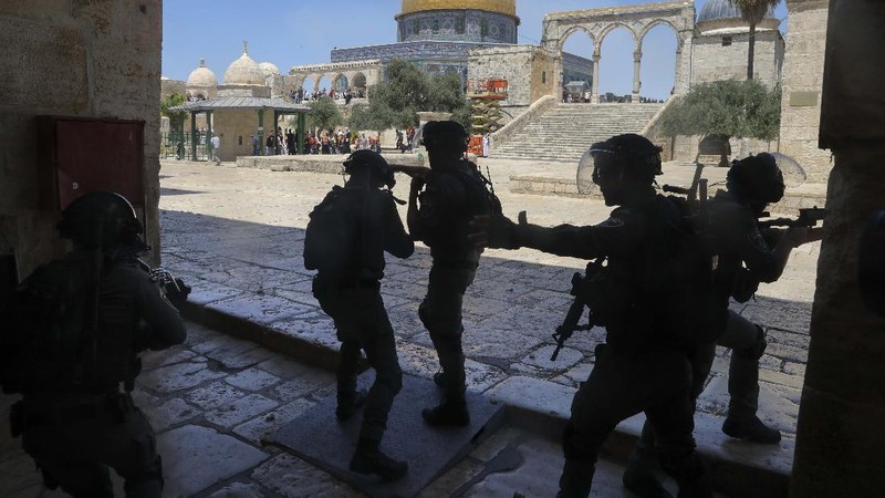 Bentrok di Masjid Al Aqsa. (AP/Maya Alleruzzo)