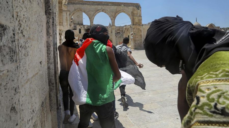 Bentrok di Masjid Al Aqsa. (AP/Maya Alleruzzo)