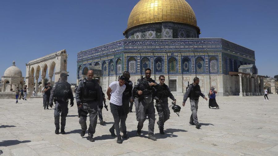 Bentrok di Masjid Al Aqsa. (AP/Maya Alleruzzo)
