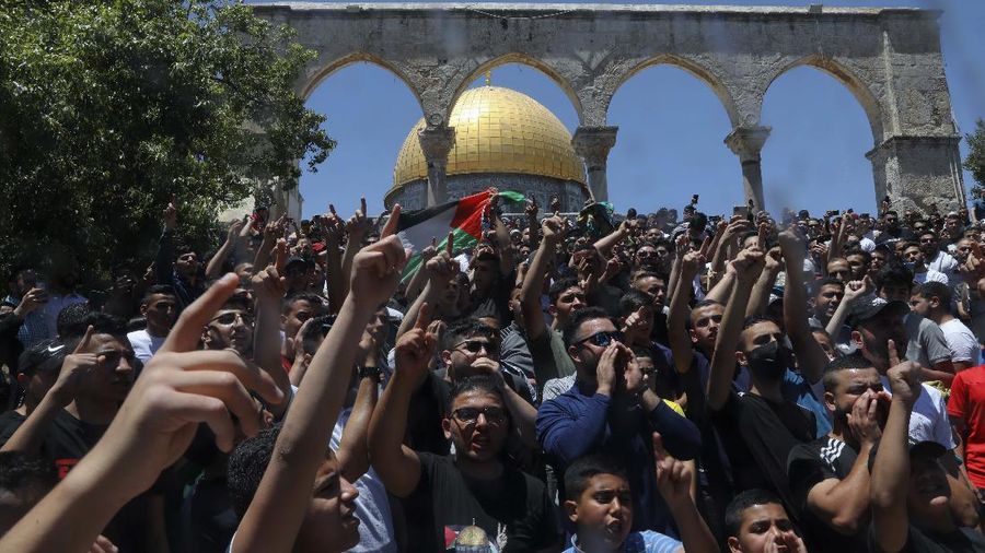 Bentrok di Masjid Al Aqsa. (AP/Maya Alleruzzo)