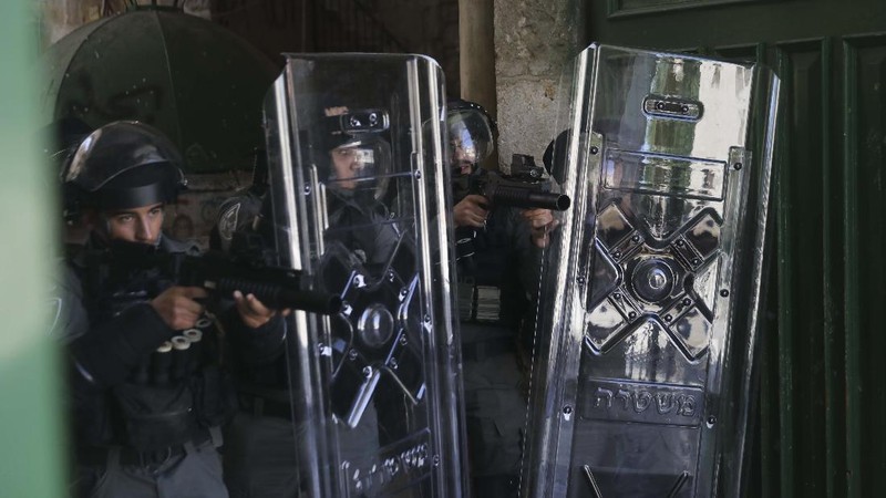 Bentrok di Masjid Al Aqsa. (AP/Maya Alleruzzo)