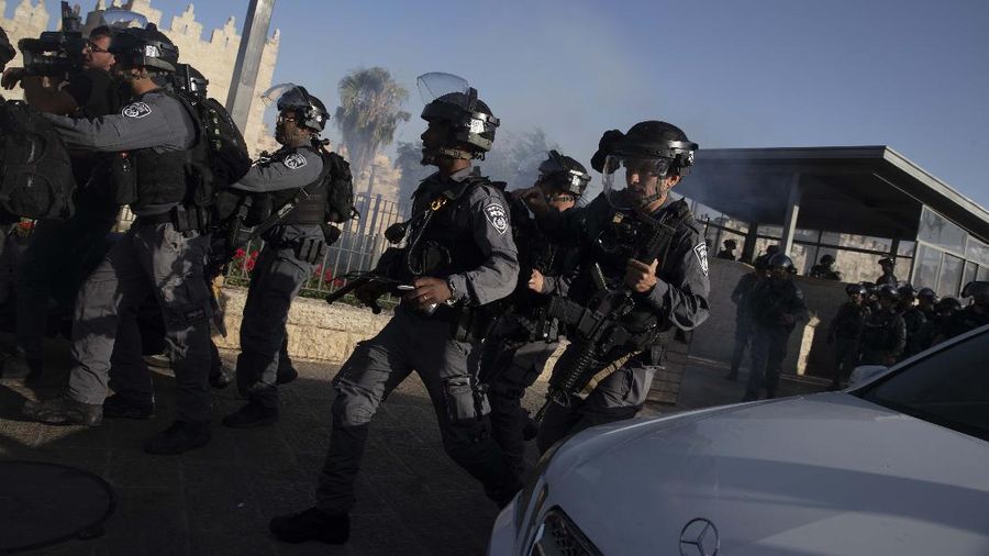 Bentrok di Masjid Al Aqsa. (AP/Maya Alleruzzo)