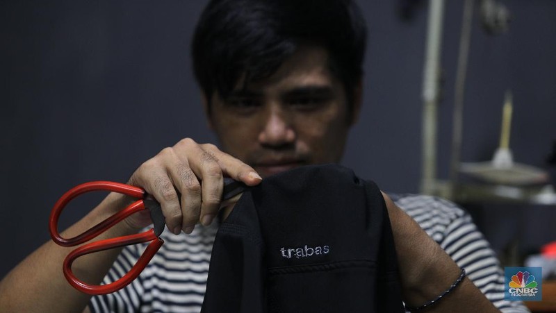Ilustrasi pabrik pakaian outdoor. (CNBC Indonesia/Tri Susilo)