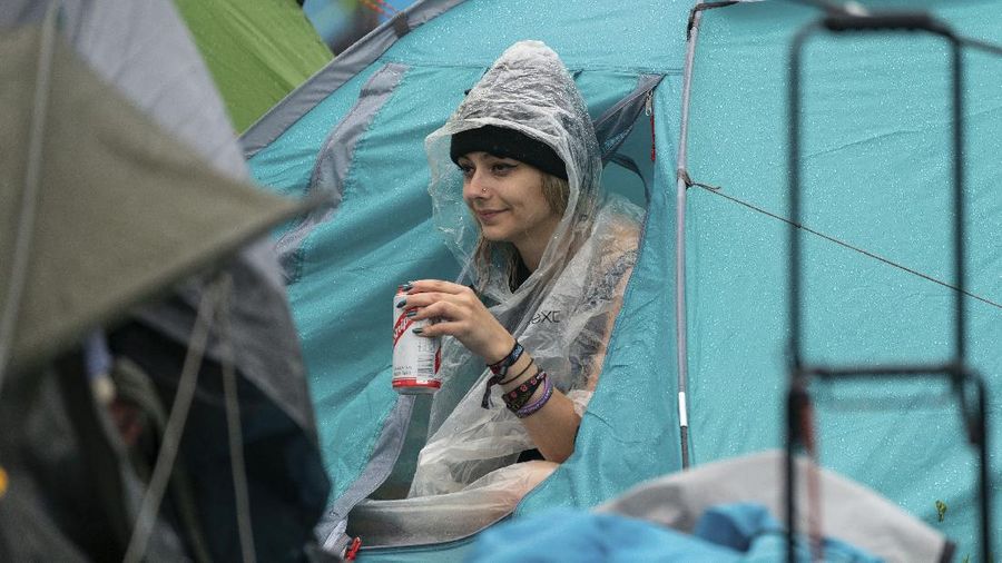 Penonton festival menyaksikan band rock Death Blooms di atas panggung pada hari pertama Download Festival di Donington Park di Castle Donington, Inggris, Jumat (18/6/2021). Festival musik dan seni selama tiga hari ini digelar sebagai ajang uji coba untuk mengkaji bagaimana Covid--19 menular. (AP/Joe Giddens)