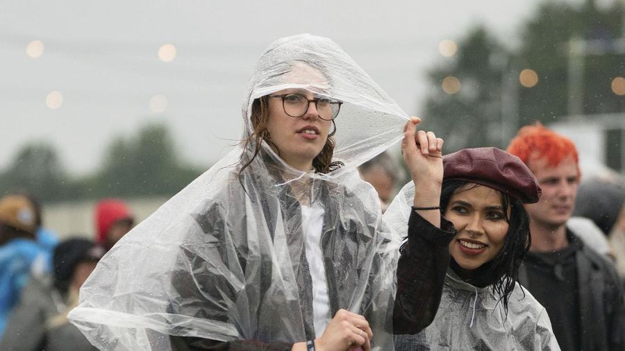 Penonton festival menyaksikan band rock Death Blooms di atas panggung pada hari pertama Download Festival di Donington Park di Castle Donington, Inggris, Jumat (18/6/2021). Festival musik dan seni selama tiga hari ini digelar sebagai ajang uji coba untuk mengkaji bagaimana Covid--19 menular. (AP/Joe Giddens)