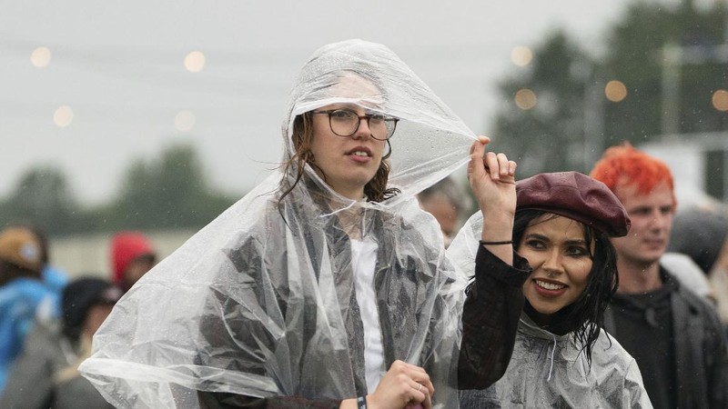 Penonton festival menyaksikan band rock Death Blooms di atas panggung pada hari pertama Download Festival di Donington Park di Castle Donington, Inggris, Jumat (18/6/2021). Festival musik dan seni selama tiga hari ini digelar sebagai ajang uji coba untuk mengkaji bagaimana Covid--19 menular. (AP/Joe Giddens)