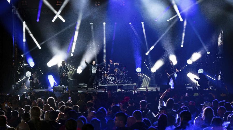 Penonton festival menyaksikan band rock Death Blooms di atas panggung pada hari pertama Download Festival di Donington Park di Castle Donington, Inggris, Jumat (18/6/2021). Festival musik dan seni selama tiga hari ini digelar sebagai ajang uji coba untuk mengkaji bagaimana Covid--19 menular. (AP/Joe Giddens)