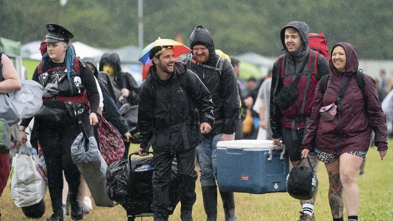 Penonton festival menyaksikan band rock Death Blooms di atas panggung pada hari pertama Download Festival di Donington Park di Castle Donington, Inggris, Jumat (18/6/2021). Festival musik dan seni selama tiga hari ini digelar sebagai ajang uji coba untuk mengkaji bagaimana Covid--19 menular. (AP/Joe Giddens)