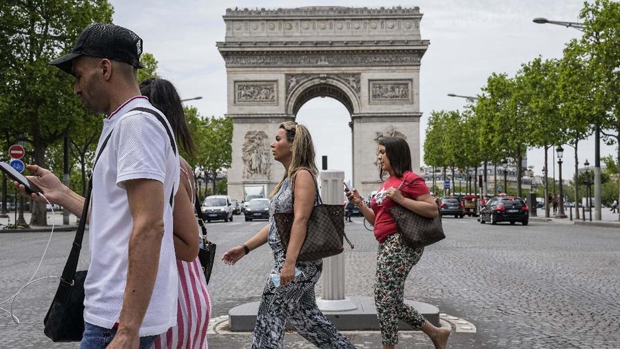 Warga di Prancis sudah boleh lepas masker. (AP/Michel Euler)