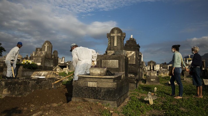 Relatives attend the burial service of 89-year-old Irodina Pinto Ribeiro, who died from COVID-19 related complications, at the Inhauma cemetery in Rio de Janeiro, Brazil, Friday, June 18, 2021. Brazil is approaching an official COVID-19 death toll of 500,000 — second-highest in the world. (AP Photo/Bruna Prado)