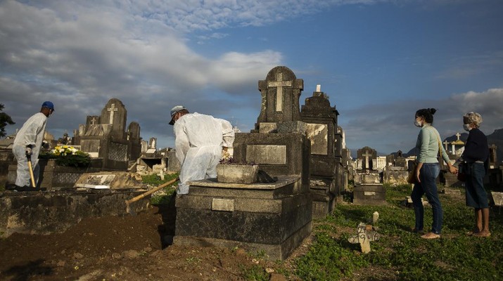Kematian di Brasil Relatives attend the burial service of 89-year-old Irodina Pinto Ribeiro, who died from COVID-19 related complications, at the Inhauma cemetery in Rio de Janeiro, Brazil, Friday, June 18, 2021. Brazil is approaching an official COVID-19 death toll of 500,000 — second-highest in the world. (AP Photo/Bruna Prado)