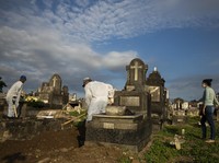 Mau Rasakan Pengalaman Dikubur Hidup-hidup? Bayar Rp800 Juta!