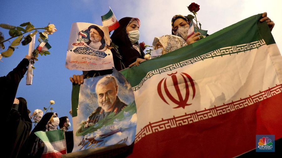 Supporters of Iranian president-elect Ebrahim Raisi celebrate after he won the presidential election in Tehran, Iran, Saturday, June 19, 2021.   Initial results released Saturday propelled Raisi, a protege of the country's supreme leader, into Tehran’s highest civilian position. The vote appeared to see the lowest turnout in the Islamic Republic’s history.  (AP Photo/Ebrahim Noroozi)