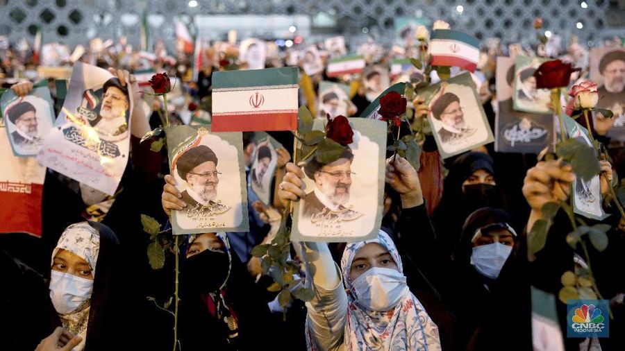 Supporters of Iranian president-elect Ebrahim Raisi celebrate after he won the presidential election in Tehran, Iran, Saturday, June 19, 2021.   Initial results released Saturday propelled Raisi, a protege of the country's supreme leader, into Tehran’s highest civilian position. The vote appeared to see the lowest turnout in the Islamic Republic’s history.  (AP Photo/Ebrahim Noroozi)