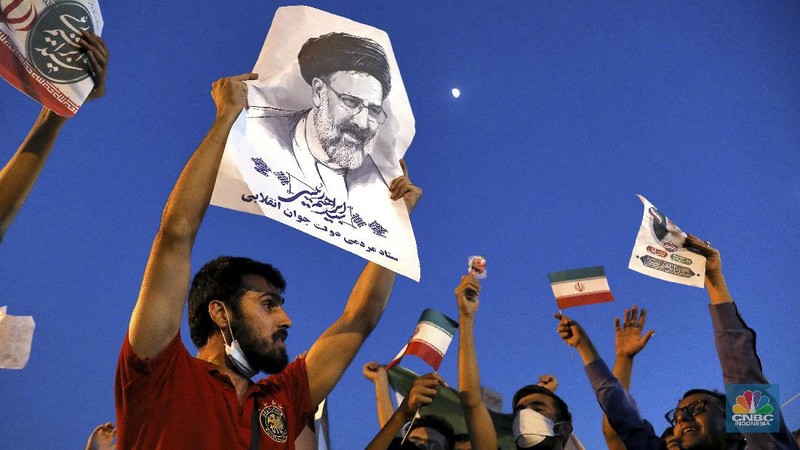 Supporters of Iranian president-elect Ebrahim Raisi celebrate after he won the presidential election in Tehran, Iran, Saturday, June 19, 2021.   Initial results released Saturday propelled Raisi, a protege of the country's supreme leader, into Tehran’s highest civilian position. The vote appeared to see the lowest turnout in the Islamic Republic’s history.  (AP Photo/Ebrahim Noroozi)