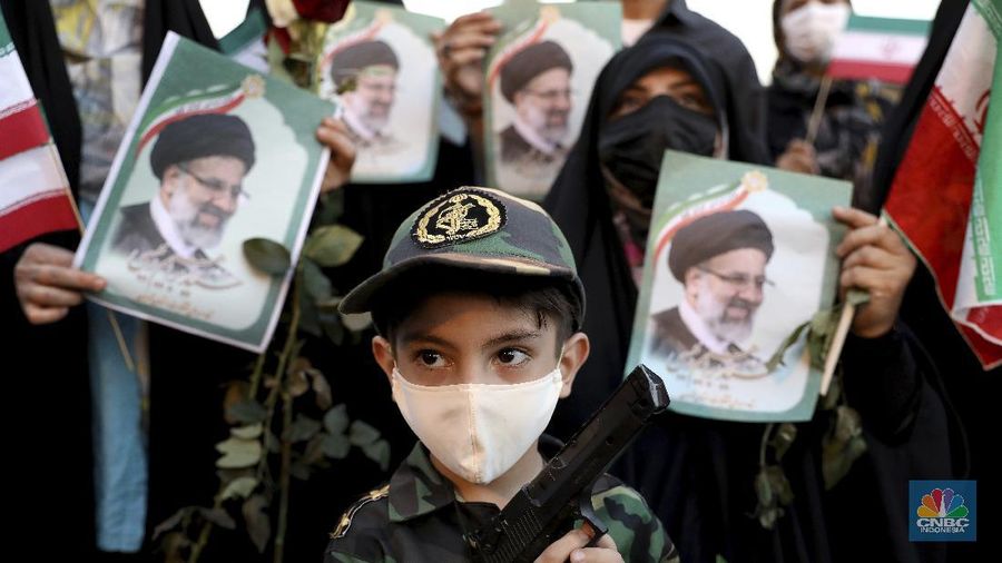 Supporters of Iranian president-elect Ebrahim Raisi celebrate after he won the presidential election in Tehran, Iran, Saturday, June 19, 2021.   Initial results released Saturday propelled Raisi, a protege of the country's supreme leader, into Tehran’s highest civilian position. The vote appeared to see the lowest turnout in the Islamic Republic’s history.  (AP Photo/Ebrahim Noroozi)