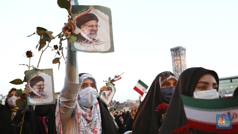 Supporters of Iranian president-elect Ebrahim Raisi celebrate after he won the presidential election in Tehran, Iran, Saturday, June 19, 2021.   Initial results released Saturday propelled Raisi, a protege of the country's supreme leader, into Tehran’s highest civilian position. The vote appeared to see the lowest turnout in the Islamic Republic’s history.  (AP Photo/Ebrahim Noroozi)