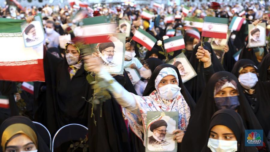 Supporters of Iranian president-elect Ebrahim Raisi celebrate after he won the presidential election in Tehran, Iran, Saturday, June 19, 2021.   Initial results released Saturday propelled Raisi, a protege of the country's supreme leader, into Tehran’s highest civilian position. The vote appeared to see the lowest turnout in the Islamic Republic’s history.  (AP Photo/Ebrahim Noroozi)