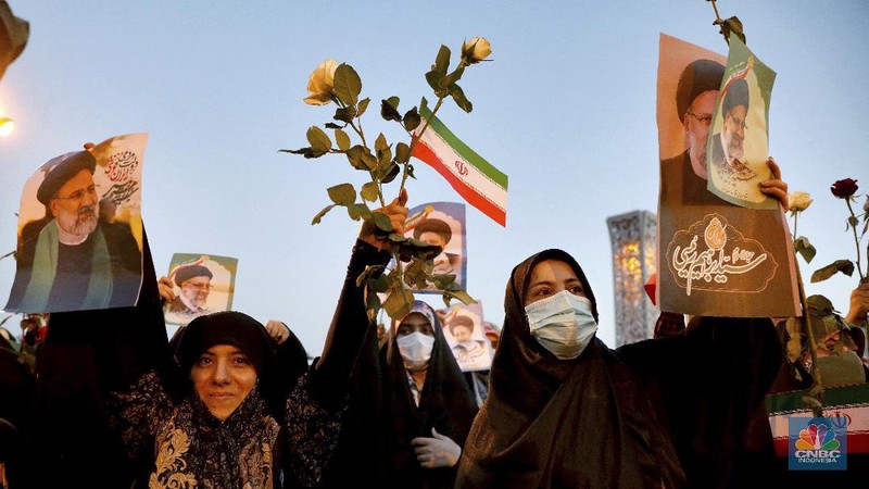 Supporters of Iranian president-elect Ebrahim Raisi celebrate after he won the presidential election in Tehran, Iran, Saturday, June 19, 2021.   Initial results released Saturday propelled Raisi, a protege of the country's supreme leader, into Tehran’s highest civilian position. The vote appeared to see the lowest turnout in the Islamic Republic’s history.  (AP Photo/Ebrahim Noroozi)