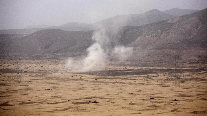 A Yemeni fighter backed by the Saudi-led coalition fires his weapon on the front lines of Marib, Yemen, Saturday, June 19, 2021. (AP Photo/Nariman El-Mofty)
