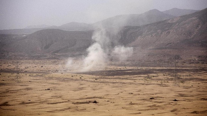 Pertempuran Pasukan Yaman dengan pemberontak Houthi atas kota Marib di Yaman. A Yemeni fighter backed by the Saudi-led coalition fires his weapon on the front lines of Marib, Yemen, Saturday, June 19, 2021. (AP Photo/Nariman El-Mofty)