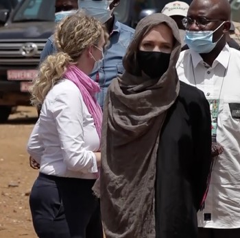 Berkerudung, Penampakan Angelina Jolie Terbaru Bikin Pangling