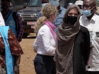 Berkerudung, Penampakan Angelina Jolie Terbaru Bikin Pangling