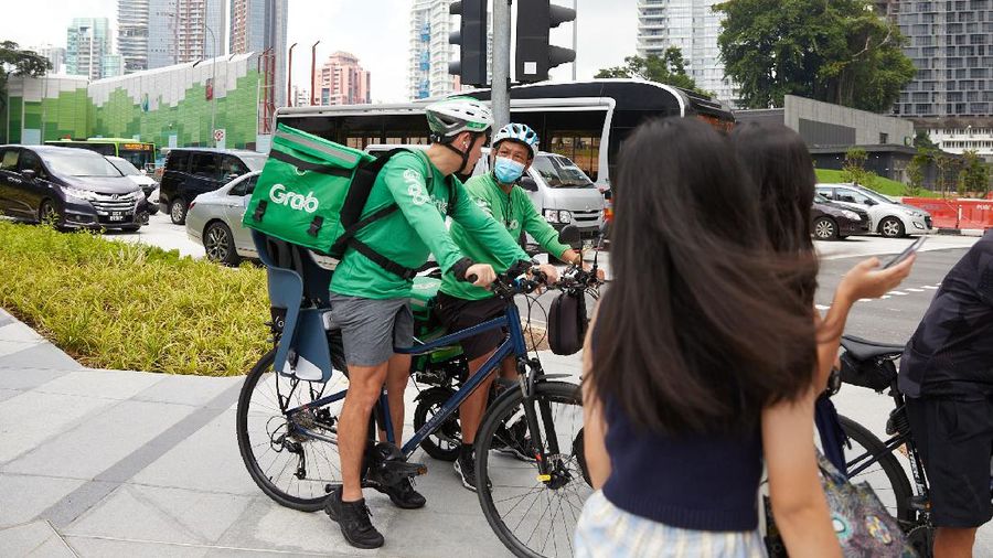 CEO Grab, Anthony Tan menyamar jadi pengantar makanan GrabFood dan menjajal bagaimana menjalankan tugas untuk layanan pesan-antar makanan.