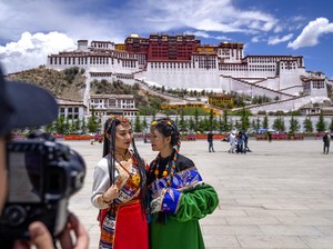 China Buka Kembali Jalur Pendakian Gunung Everest untuk Asing
