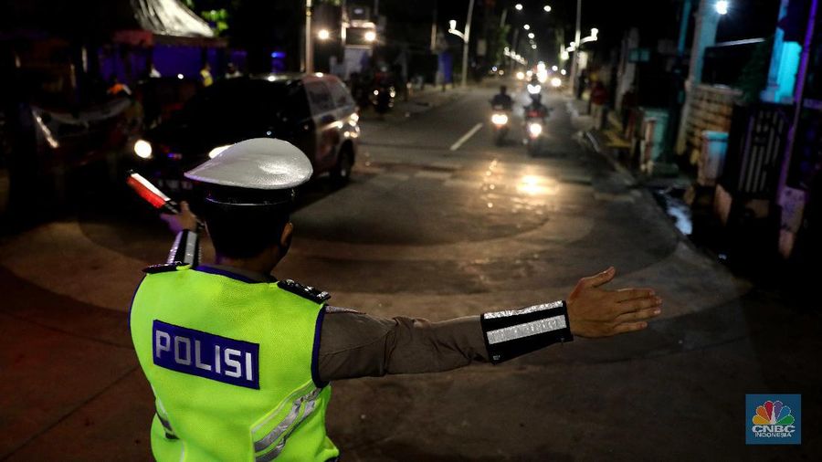 Direktorat Lalu Lintas Polda Metro Jaya membatasi mobilitas warga di kawasan Kemang, Jakarta, Senin, 21/6. Pembatasan dilakukan untuk menekan laju penyebaran COVID-19 di masa Pemberlakuan Pembatasan Kegiatan Masyarakat (PPKM) Mikro. (CNBC Indonesia/Muhammad Sabki)