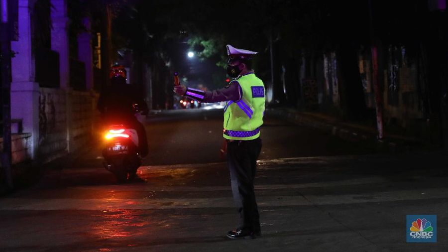 Direktorat Lalu Lintas Polda Metro Jaya  membatasi mobilitas warga di kawasan Kemang, Jakarta, Senin, 21/6. Pembatasan dilakukan untuk menekan laju penyebaran COVID-19 di masa Pemberlakuan Pembatasan Kegiatan Masyarakat (PPKM) Mikro. (CNBC Indonesia/Muhammad Sabki)