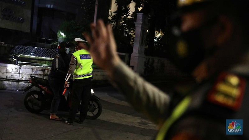 Direktorat Lalu Lintas Polda Metro Jaya  membatasi mobilitas warga di kawasan Kemang, Jakarta, Senin, 21/6. Pembatasan dilakukan untuk menekan laju penyebaran COVID-19 di masa Pemberlakuan Pembatasan Kegiatan Masyarakat (PPKM) Mikro. (CNBC Indonesia/Muhammad Sabki)