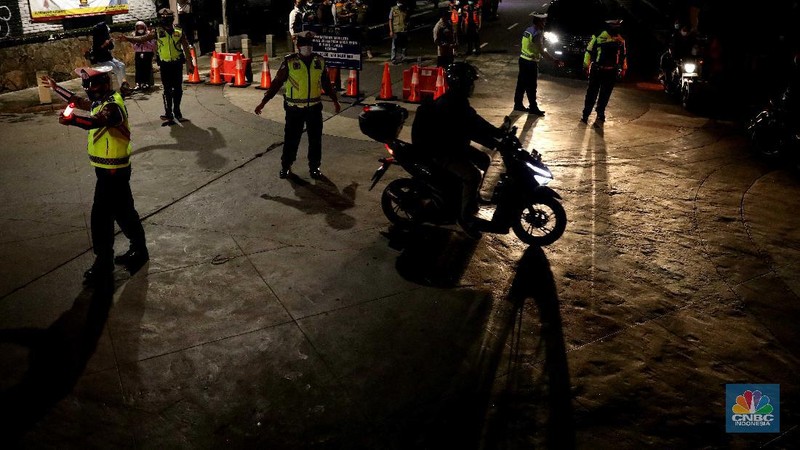 Direktorat Lalu Lintas Polda Metro Jaya  membatasi mobilitas warga di kawasan Kemang, Jakarta, Senin, 21/6. Pembatasan dilakukan untuk menekan laju penyebaran COVID-19 di masa Pemberlakuan Pembatasan Kegiatan Masyarakat (PPKM) Mikro. (CNBC Indonesia/Muhammad Sabki)