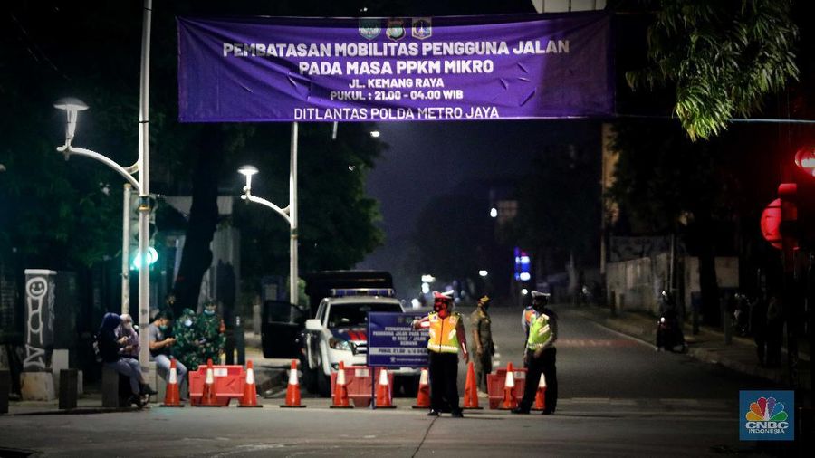 Direktorat Lalu Lintas Polda Metro Jaya  membatasi mobilitas warga di kawasan Kemang, Jakarta, Senin, 21/6. Pembatasan dilakukan untuk menekan laju penyebaran COVID-19 di masa Pemberlakuan Pembatasan Kegiatan Masyarakat (PPKM) Mikro. (CNBC Indonesia/Muhammad Sabki)