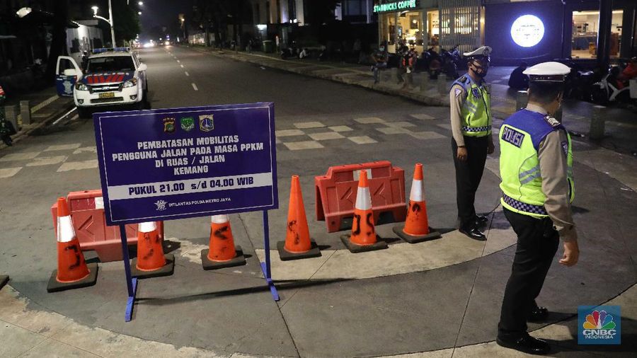 Direktorat Lalu Lintas Polda Metro Jaya  membatasi mobilitas warga di kawasan Kemang, Jakarta, Senin, 21/6. Pembatasan dilakukan untuk menekan laju penyebaran COVID-19 di masa Pemberlakuan Pembatasan Kegiatan Masyarakat (PPKM) Mikro. (CNBC Indonesia/Muhammad Sabki)