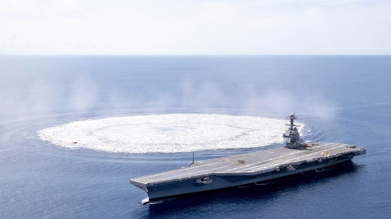Ledakan pertama dari Full Ship Shock Trials!  (Twitter/@Warship78)