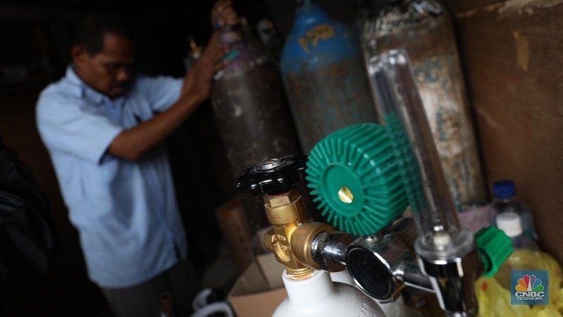 Meningkatnya Permintaan Tabung Oksigen di Jakarta (CNBC Indonesia/Andrean Kristianto)