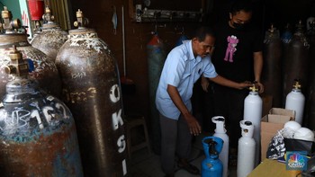 Seramnya 'Ledakan' Corona RI di Mata Pedagang Tabung Oksigen