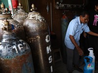 Tabung Oksigen Diborong, Awas Harga 'Digoreng' Pedagang!
