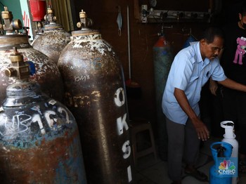 Seramnya 'Ledakan' Corona RI di Mata Pedagang Tabung Oksigen