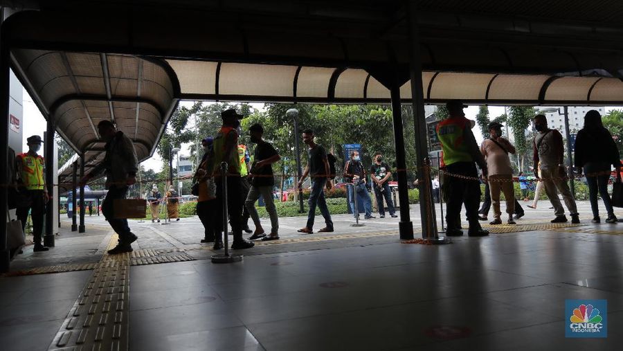 Potret Swab Antigen Acak ke Penumpang Kereta Api (CNBC Indonesia/Tri Susilo)