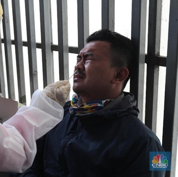 Potret Antigen Acak ke Penumpang KRL di Stasiun Tanah Abang
