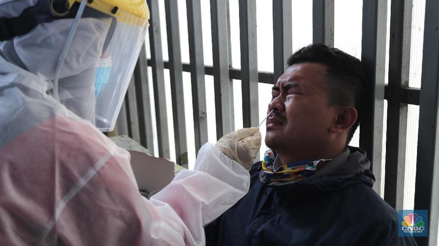 Potret Swab Antigen Acak ke Penumpang Kereta Api (CNBC Indonesia/Tri Susilo)