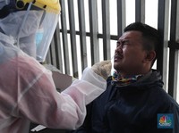Potret Antigen Acak ke Penumpang KRL di Stasiun Tanah Abang