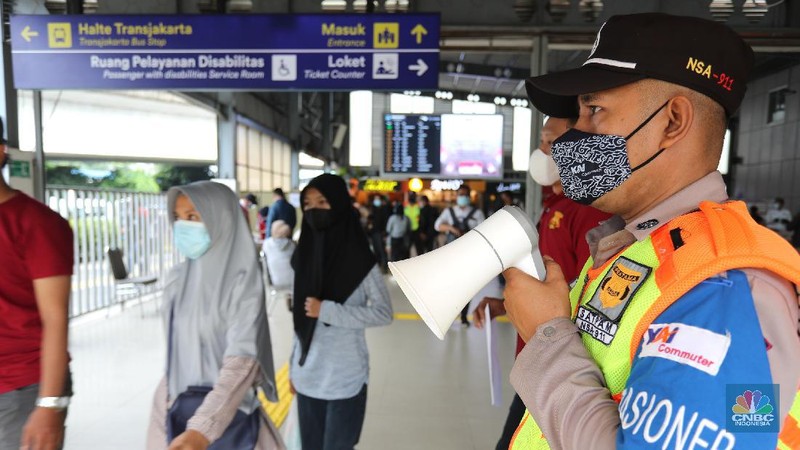 Potret Swab Antigen Acak ke Penumpang Kereta Api (CNBC Indonesia/Tri Susilo)
