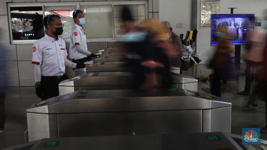 Potret Swab Antigen Acak ke Penumpang Kereta Api (CNBC Indonesia/Tri Susilo)