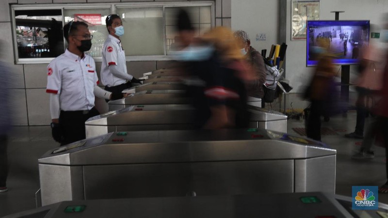Potret Swab Antigen Acak ke Penumpang Kereta Api (CNBC Indonesia/Tri Susilo)